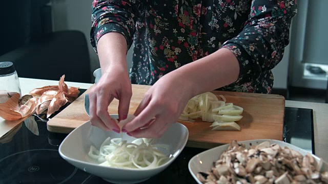 女人准备洋葱视频素材