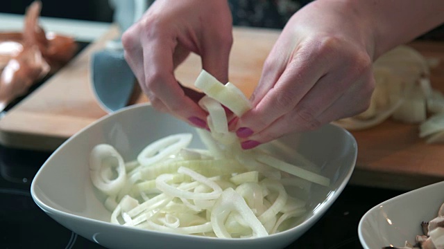 女人准备洋葱视频素材