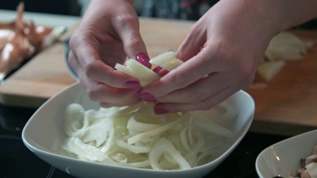 女人准备洋葱视频素材