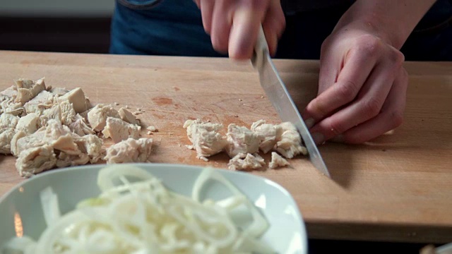 切鸡肉的女人视频素材