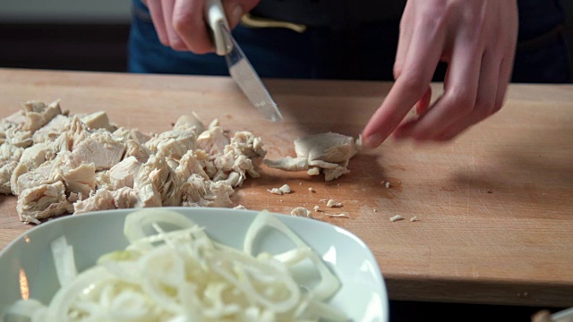 切鸡肉的女人视频素材