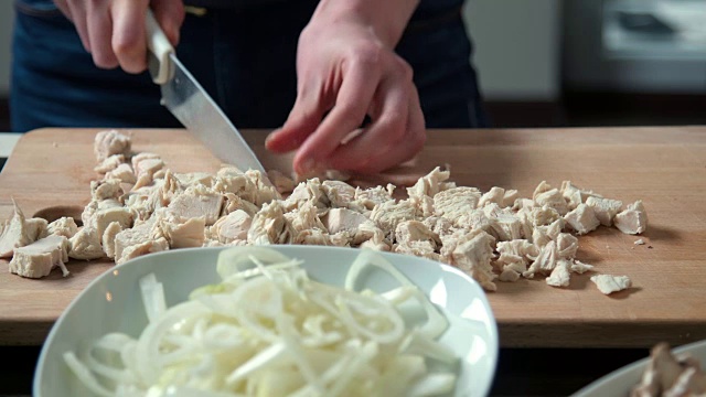 切鸡肉的女人视频素材