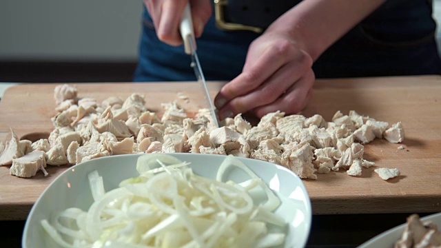 切鸡肉的女人视频素材