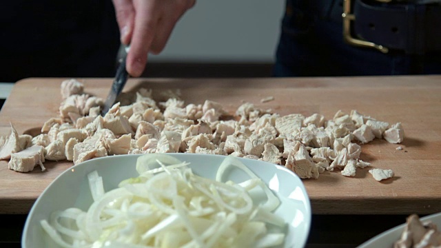 夫妇切鸡肉视频素材