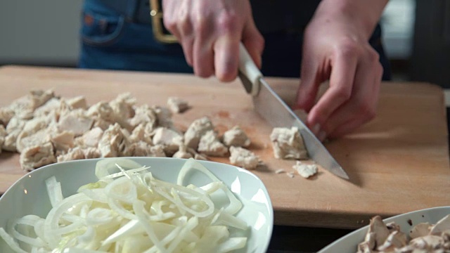 切鸡肉的女人视频素材