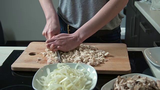 切鸡肉的女人视频素材