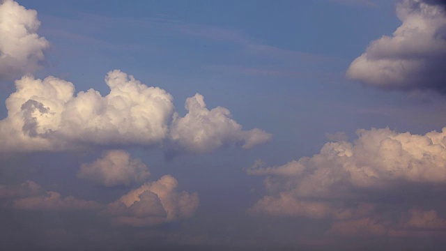 天空中云的低角度视图视频素材