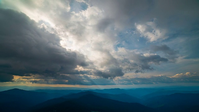 山景以云流为背景。时间流逝视频素材