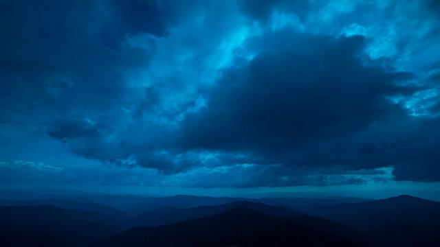 山景以云流为背景。晚上晚上时间视频素材