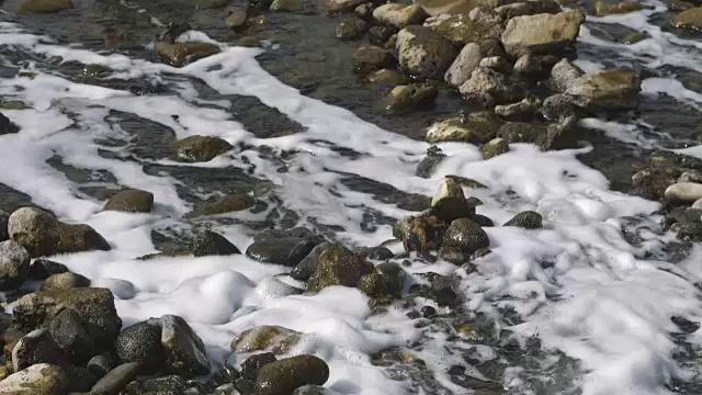 脏水以慢镜头漂浮到海里视频下载