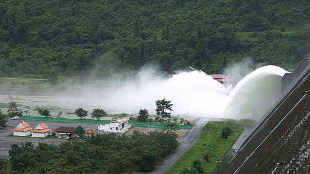 水从大坝流出。视频素材