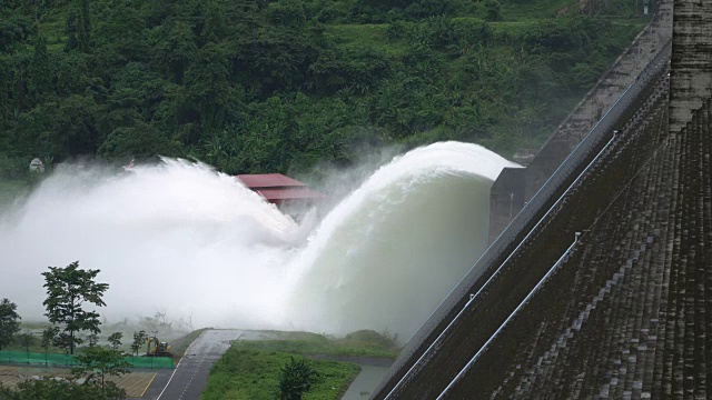 水从大坝流出。视频素材