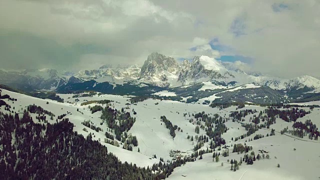 在塞西尔高地上飞行，背景是朗科菲尔山视频素材