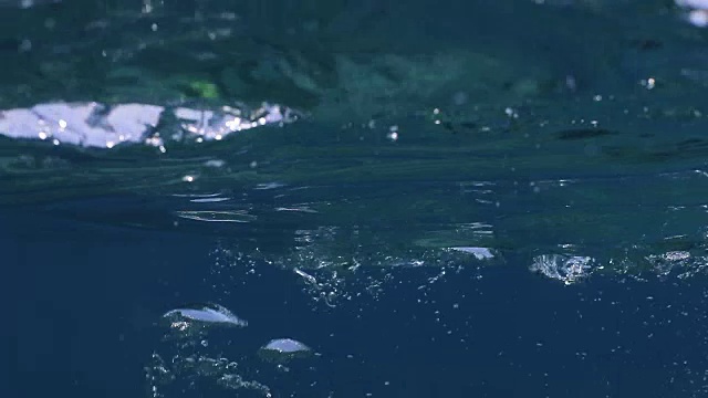 许多气泡在水下移动视频素材