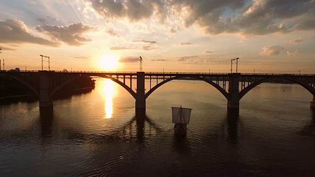 帆船漂浮在日落，鸟瞰图视频素材