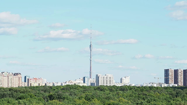 莫斯科市内有电视塔和城市公园的住宅区视频素材