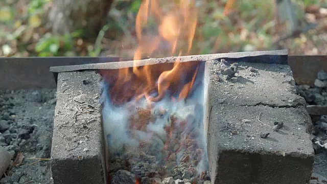 室外锻炼炉加热时烧煤视频素材