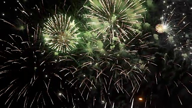 美丽的烟花在节日之夜的慢镜头视频素材