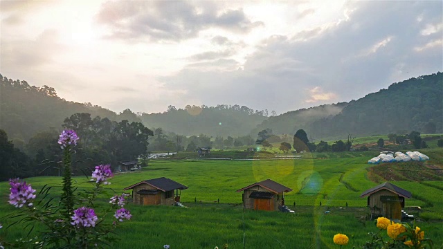 时间流逝云移动在天空的山谷与美丽的风景。视频素材