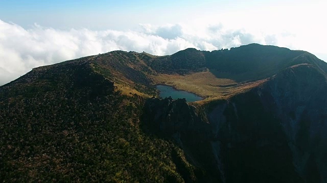 济州岛Hallasan(韩国最高的山)山顶上的Baekrokdam火山口湖视频素材