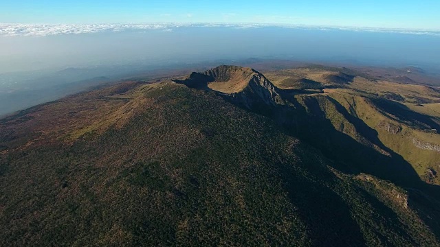 济州岛Hallasan(韩国最高峰)的白鹿丹峰视频素材