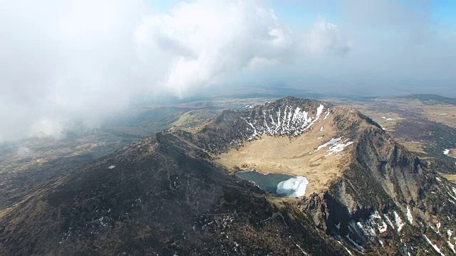 济州岛Hallasan(韩国最高的山)上的Baekrokdam峰火山口湖视频素材