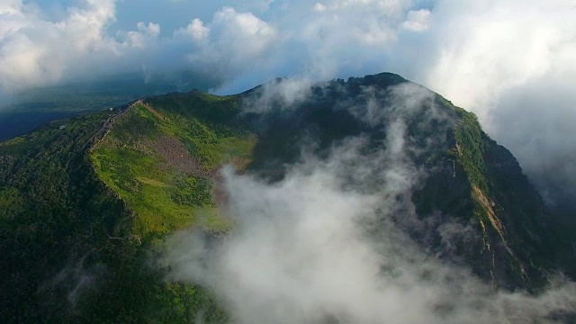 济州岛Hallasan(韩国最高的山)的白鹿丹山顶上的云视频素材