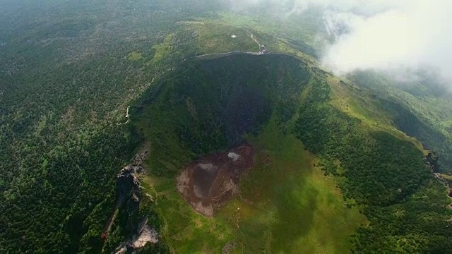 济州岛Hallasan(韩国最高峰)的白鹿丹峰视频素材