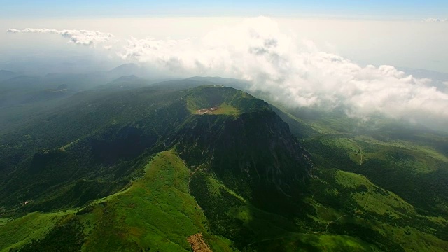 济州岛Hallasan(韩国最高的山)的白鹿丹山顶上的云视频素材