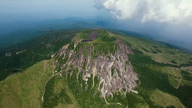 济州岛夏季Hallasan(韩国最高峰)的白鹿丹峰视频素材