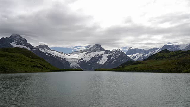 来自格林德沃的Timelapse Schreckhorn和Wetterhorn首先在瑞士视频素材