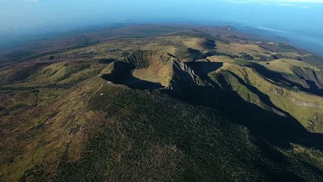 济州岛Hallasan(韩国最高的山)上的Baekrokdam峰鸟瞰图视频素材