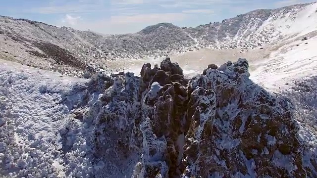 济州岛，Hallasan(韩国最高的山)山顶上被雪覆盖的白鹿丹火山口湖视频素材