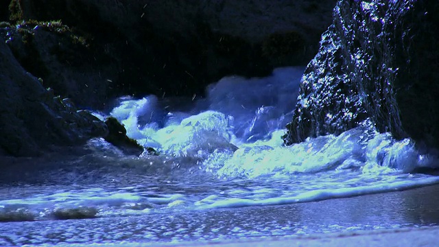 海水和岩石。视频素材