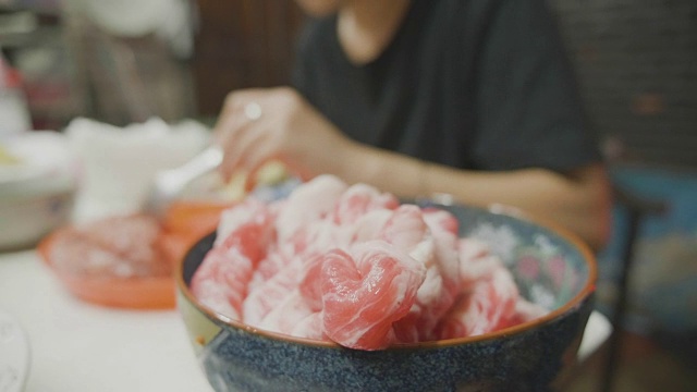 亚洲妇女手工制作馄饨和饺子馅。理念:爱、食物、客人共进晚餐。视频素材