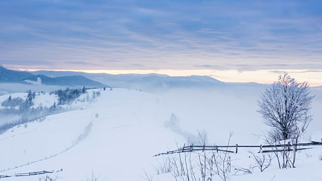 山峰上的雪被风吹走了。冬天的风景。天很冷，下着雪。视频素材