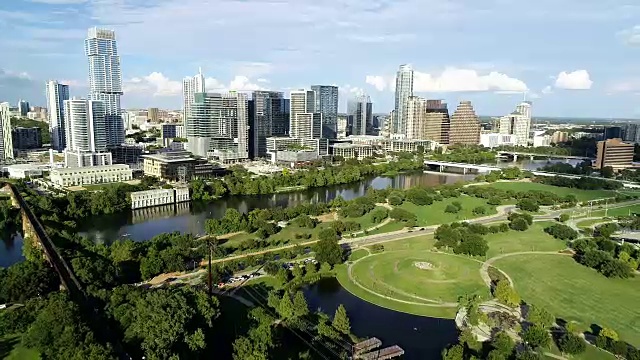 后退无人机视图奥斯汀德克萨斯州绿色自然与城市天际线城市景观与现代公共绿地视频素材