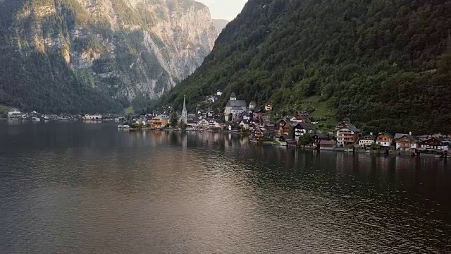 在上奥地利萨尔兹卡默古特哈尔斯塔特村上空飞行。视频素材