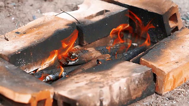 烹饪锅在开放式木材燃烧的慢动作视频素材