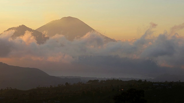 巴厘岛阿贡山日出时的移动云视频素材