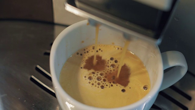 咖啡机准备浓咖啡。长时间的咖啡。近距离视频素材