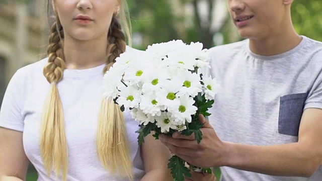 害羞的男孩送花给女孩，试图寻求约会，拒绝和不安全感视频素材