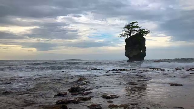 热带海滩上的日落。视频素材