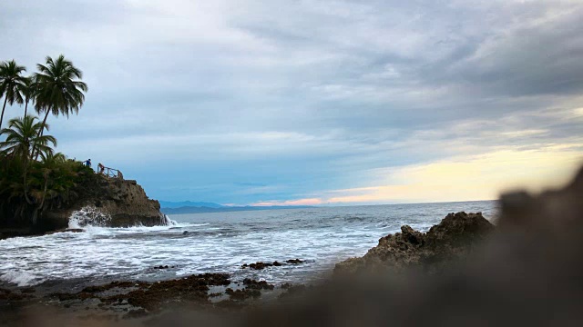 热带海滩上的日落。视频素材