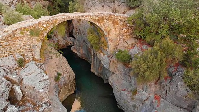 土耳其安塔利亚马纳夫加特河峡谷的古老石桥视频素材