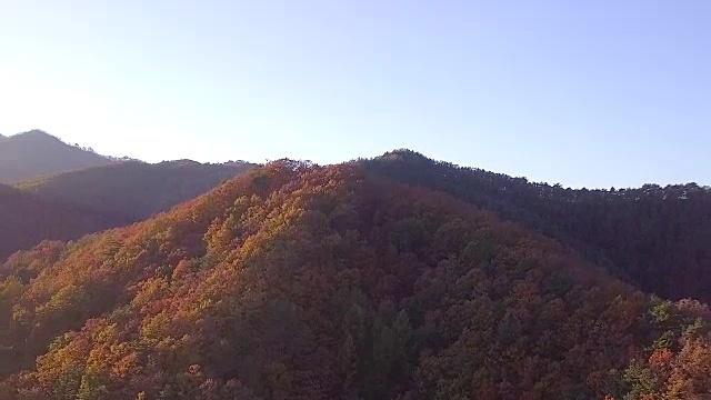 韩国山区的秋景视频素材