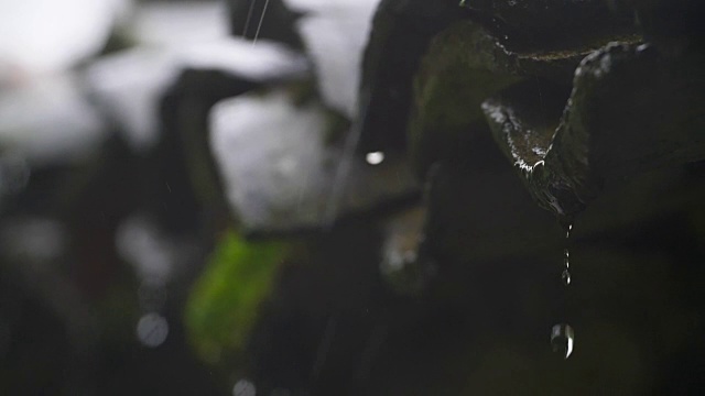 雨落屋顶视频素材