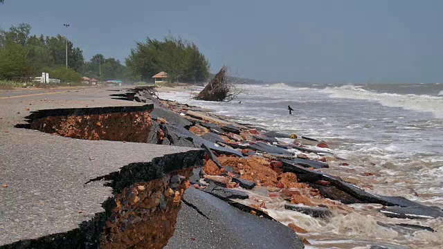 一场暴风雨引发的海浪袭击并摧毁了一条柏油路视频素材