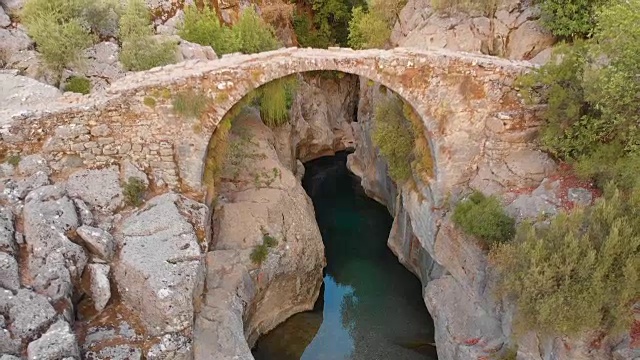 土耳其安塔利亚马纳夫加特河峡谷的古老石桥视频素材