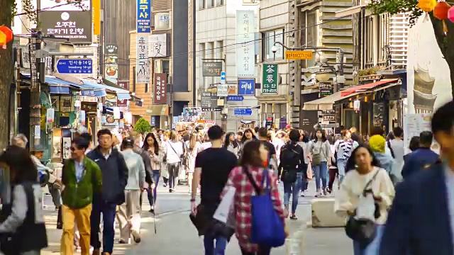 游客在首尔的仁沙洞街道(韩国画廊和传统商品展示)视频素材